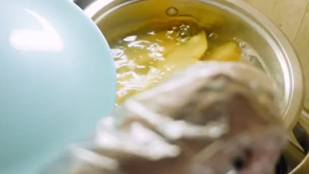 Chef Remove Batatas Com Uma Pinça Comida — Vídeo de Stock