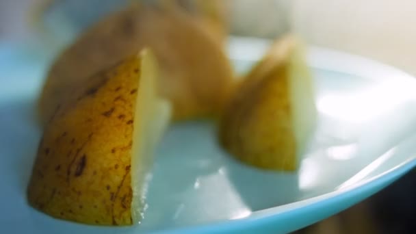 Chef Enlève Les Pommes Terre Avec Une Pince Nourriture Macro — Video