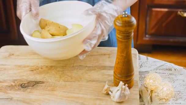 Chef Mengt Gekookte Aardappelen Specerijen Met Olie Een Kom — Stockvideo