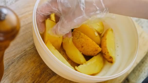 Kocken Blandar Kokt Potatis Och Kryddor Med Olja Skål — Stockvideo