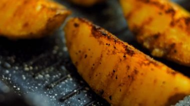 Kızarmış patatesler ağzında eriyor. Patatesler ızgarada..