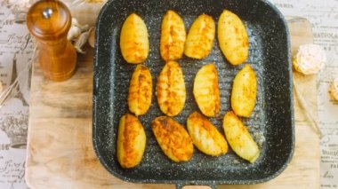 Kızarmış patatesler ağzında eriyor. Patatesler ızgarada..