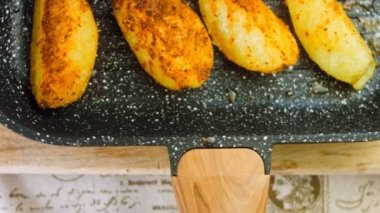 Kızarmış patatesler ağzında eriyor. Patatesler ızgarada..