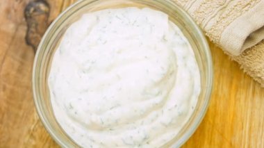 Şeffaf bir kasede hazırlanmış sos çiftliği. Makro çekim.