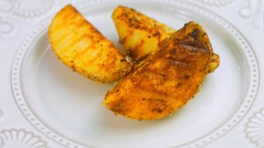 Kızarmış patatesler ağzında eriyor. Retro plaka ve altın çatal kullanıyor..