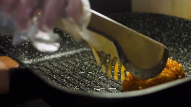 Patate Grigliate Che Sciolgono Bocca Friggere Patate Nella Padella Cuoco — Video Stock