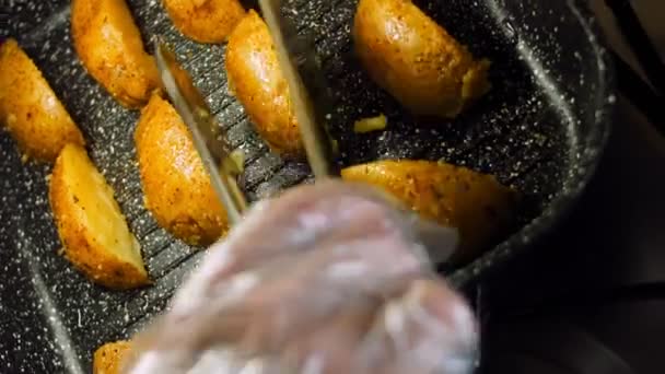 Grillowane Ziemniaki Które Rozpływają Się Ustach Usmaż Ziemniaki Patelni Kucharz — Wideo stockowe