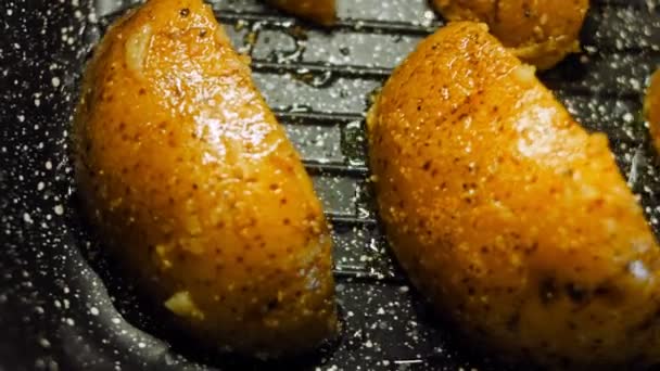 Batatas Grelhadas Que Derretem Boca Frite Batatas Panela Grelha — Vídeo de Stock