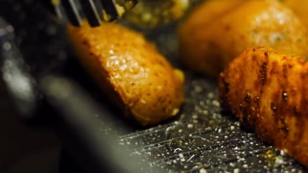 Batatas Grelhadas Que Derretem Boca Frite Batatas Panela Grelha Cozinheiro — Vídeo de Stock