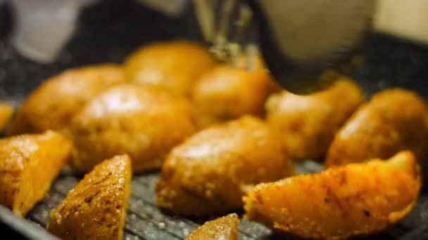 Patatas Parrilla Que Derriten Boca Freír Las Patatas Sartén Cocinero — Vídeos de Stock