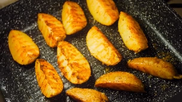 Grilled Potatoes Which Melt Your Mouth Fry Potatoes Grill Pan — Stock Video