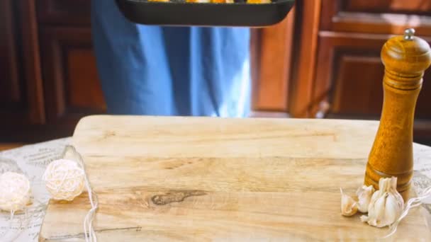 Szef Kuchni Przynosi Kładzie Patelnię Ziemniakami Stole Grillowane Ziemniaki Które — Wideo stockowe
