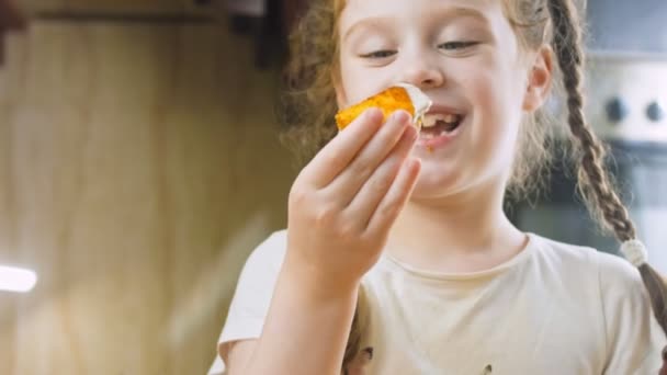Gegrillte Kartoffeln Die Mund Schmelzen Das Fröhliche Kleine Mädchen Schmeckt — Stockvideo