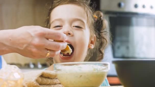 Grillowane Ziemniaki Które Rozpływają Się Ustach Szczęśliwa Dziewczynka Smakuje Delikatnie — Wideo stockowe