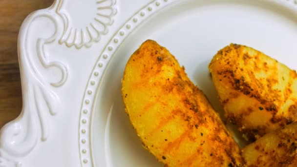 Grilled Potatoes Which Melt Your Mouth Uses Retro Plate Gold — Stock Video