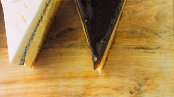 Quattro Tipi Cheesecake Disposti Fila Slider Macro Shooting Viene Utilizzato — Video Stock
