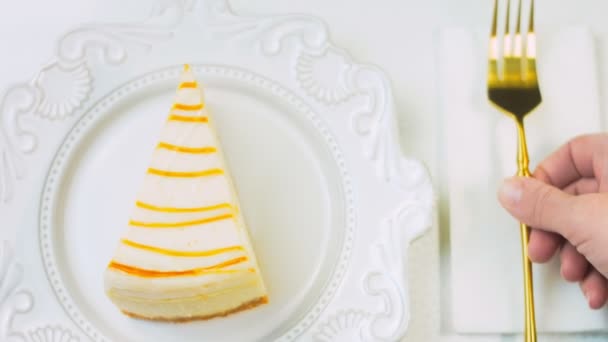 厨师把叉子放在桌上 焦糖芝士蛋糕在复古盘上 用金叉和金刀 — 图库视频影像