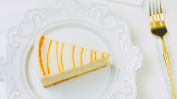 Tarta Queso Caramelo Plato Retro Utilice Tenedor Oro Cuchillo — Vídeos de Stock