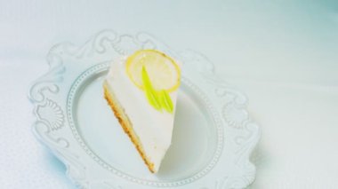Retro tabakta limonlu cheesecake. Altın çatal ve bıçak kullan. Altın oran bileşimi.