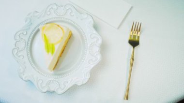 Retro tabakta limonlu cheesecake. Altın çatal ve bıçak kullan. Altın oran bileşimi.