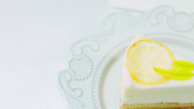 Retro tabakta limonlu cheesecake. Altın çatal ve bıçak kullan. Altın oran bileşimi.