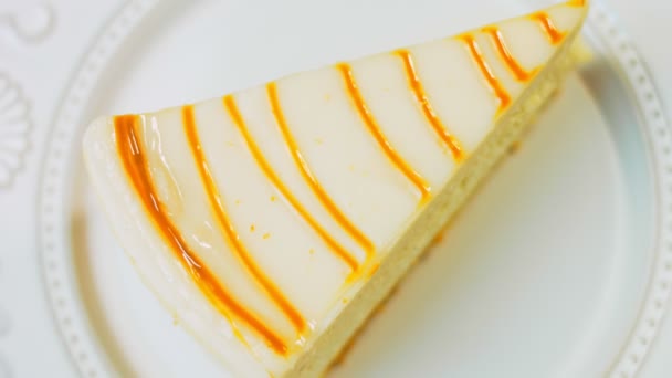 Retro Tabakta Karamel Peynirli Kek Altın Çatal Bıçak Kullan — Stok video
