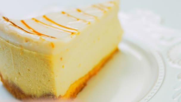 Cheesecake Retro Tallrik Använd Guldgaffel Och Kniv — Stockvideo