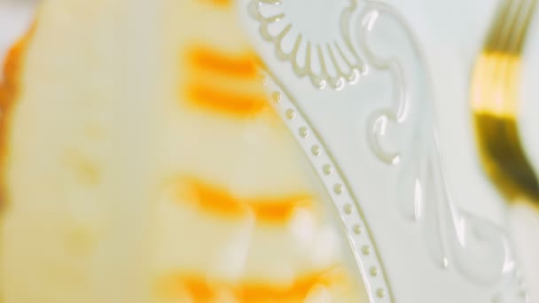 Tarta Queso Caramelo Plato Retro Utilice Tenedor Oro Cuchillo — Vídeo de stock