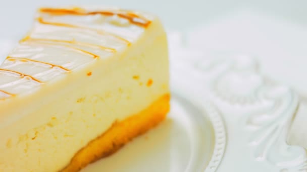Cheesecake Caramello Piatto Retrò Usa Una Forchetta Coltello Oro — Video Stock