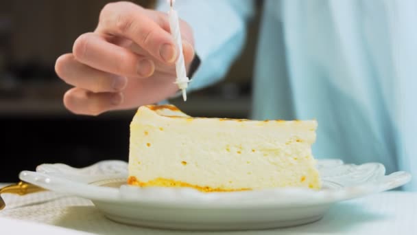 Cheesecake Retro Tallrik Använd Guldgaffel Och Kniv Kvinnan Sätter Ljuset — Stockvideo