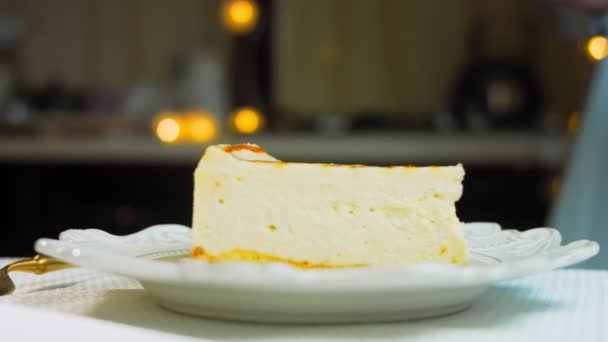 Cheesecake Retro Tallrik Använd Guldgaffel Och Kniv Kvinnan Sätter Ljuset — Stockvideo