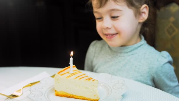 Karamellás Sajttorta Retrós Tálcán Használj Arany Villát Kést Fújd Égő — Stock videók