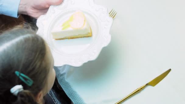 Chef Mette Piatto Sul Tavolo Torta Limone Piatto Retrò Usa — Video Stock