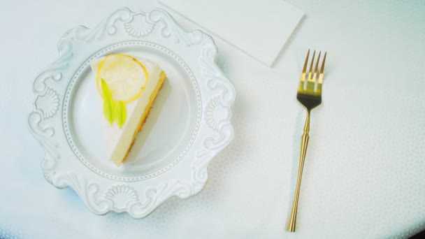 Tarta Limón Con Queso Plato Retro Usa Tenedor Oro Cuchillo — Vídeos de Stock