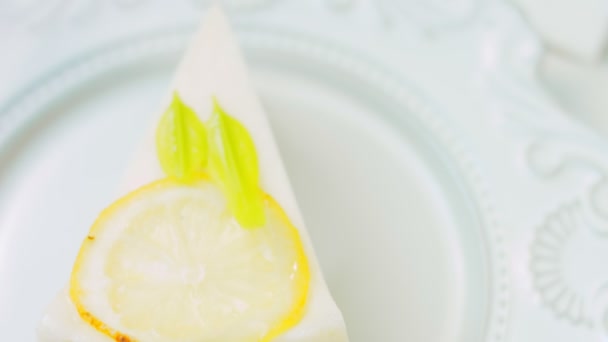 Zitronenkäsekuchen Auf Einem Retro Teller Verwenden Sie Eine Goldgabel Und — Stockvideo