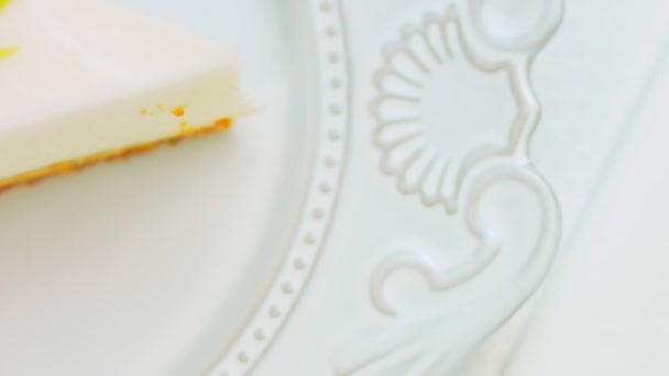 Tarta Limón Con Queso Plato Retro Usa Tenedor Oro Cuchillo — Vídeos de Stock