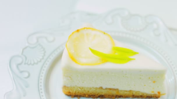 Citroncheesecake Retroplatta Använd Guldgaffel Och Kniv Gyllene Snittet Sammansättning — Stockvideo