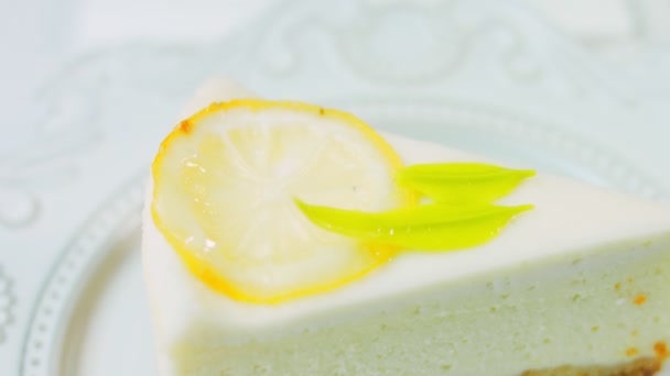 Torta Limone Piatto Retrò Usa Una Forchetta Coltello Oro Composizione — Video Stock