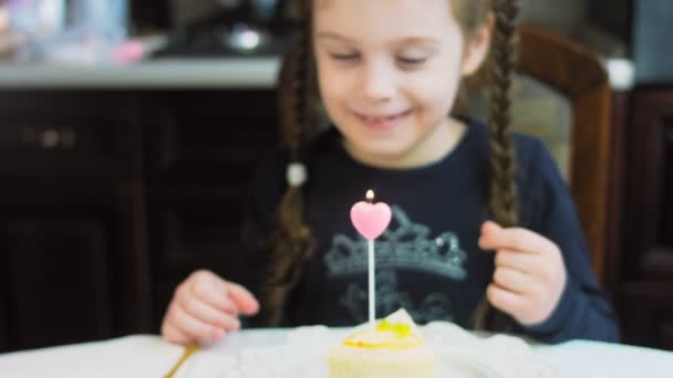 レトロなプレートの上にレモンチーズケーキ 金のフォークとナイフを使用してください 女の子は願い事を言い ケーキの上にろうそくを吹き消す 誕生日を祝います — ストック動画