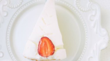 Retro tabakta çilekli panna cotta cheesecake. Altın çatal ve bıçak kullan. Altın oran bileşimi. Makro ve kaydırıcı.