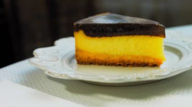 Retro tabakta çilekli cheesecake tiramisu. Altın çatal ve bıçak kullan. Altın oran bileşimi. Makro ve kaydırıcı.