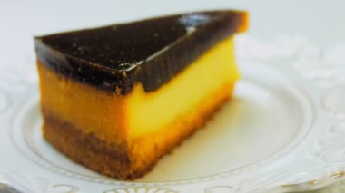 Retro tabakta cheesecake tiramisu. Altın çatal ve bıçak kullan. Altın oran bileşimi. Makro ve kaydırıcı.