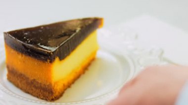 Retro tabakta cheesecake tiramisu. Altın çatal ve bıçak kullan. Altın oran bileşimi. Makro ve kaydırıcı.