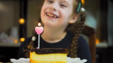 Retro tabakta cheesecake tiramisu. Altın çatal ve bıçak kullan. Altın oran bileşimi. Makro ve kaydırma. Küçük mutlu kız dans ediyor..