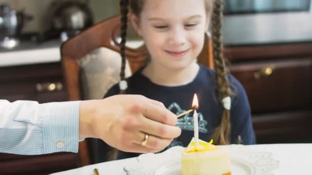レトロなプレートの上にレモンチーズケーキ 金のフォークとナイフを使用してください 女性はハート型のキャンドルにマッチして点灯します 誕生日を祝います — ストック動画