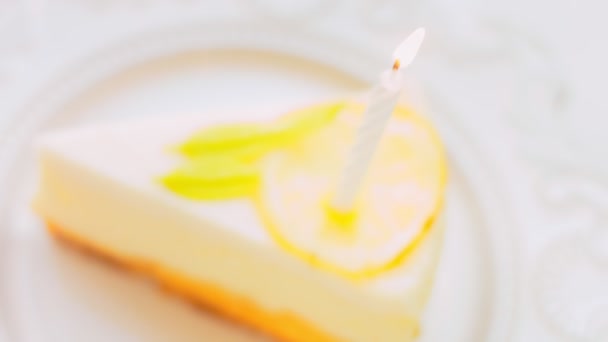 柠檬芝士蛋糕在复古盘上 用金叉和刀 黄金比例构成 — 图库视频影像