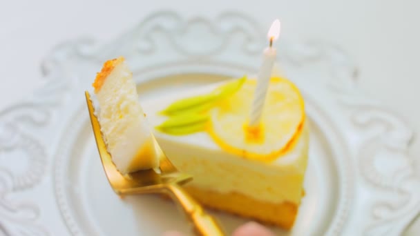 Torta Limone Piatto Retrò Usa Una Forchetta Coltello Oro Donna — Video Stock