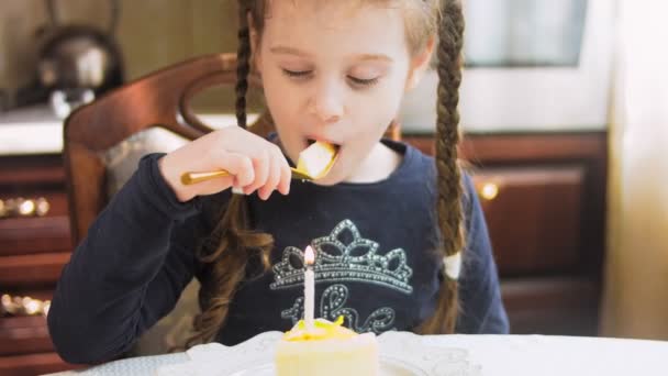 レトロなプレートの上にレモンチーズケーキ 金のフォークとナイフを使用してください 女の子はフォークでケーキを食べている 背景の女の子は楽しんでいる 誕生日を祝います スローモーション — ストック動画