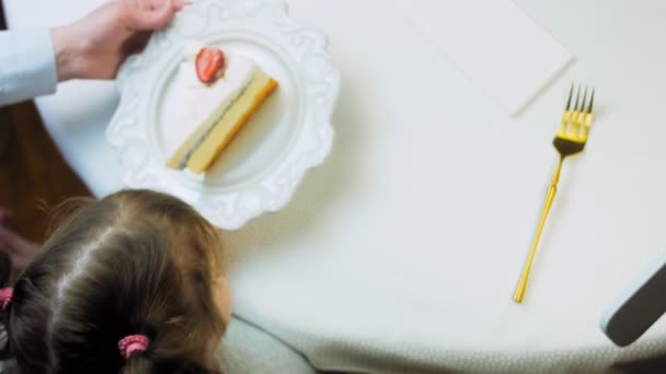 Koki Menempatkan Piring Atas Meja Panna Cotta Cheesecake Dengan Stroberi — Stok Video