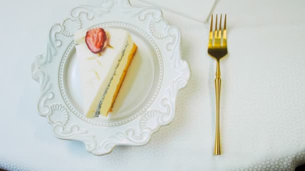 Panna Cotta Cheesecake Con Fresas Plato Retro Usa Tenedor Oro — Vídeos de Stock